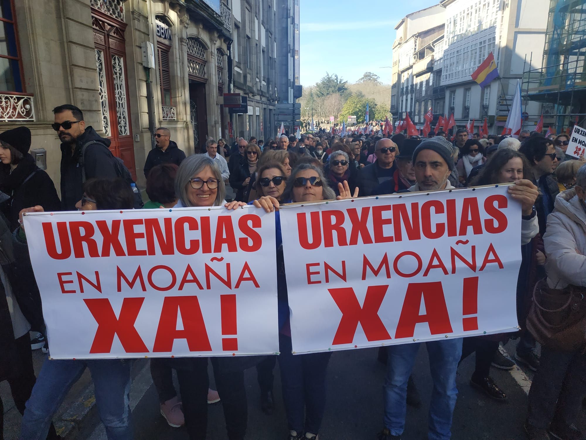 Pancartas arriba por una sanidad pública a la altura de los gallegos