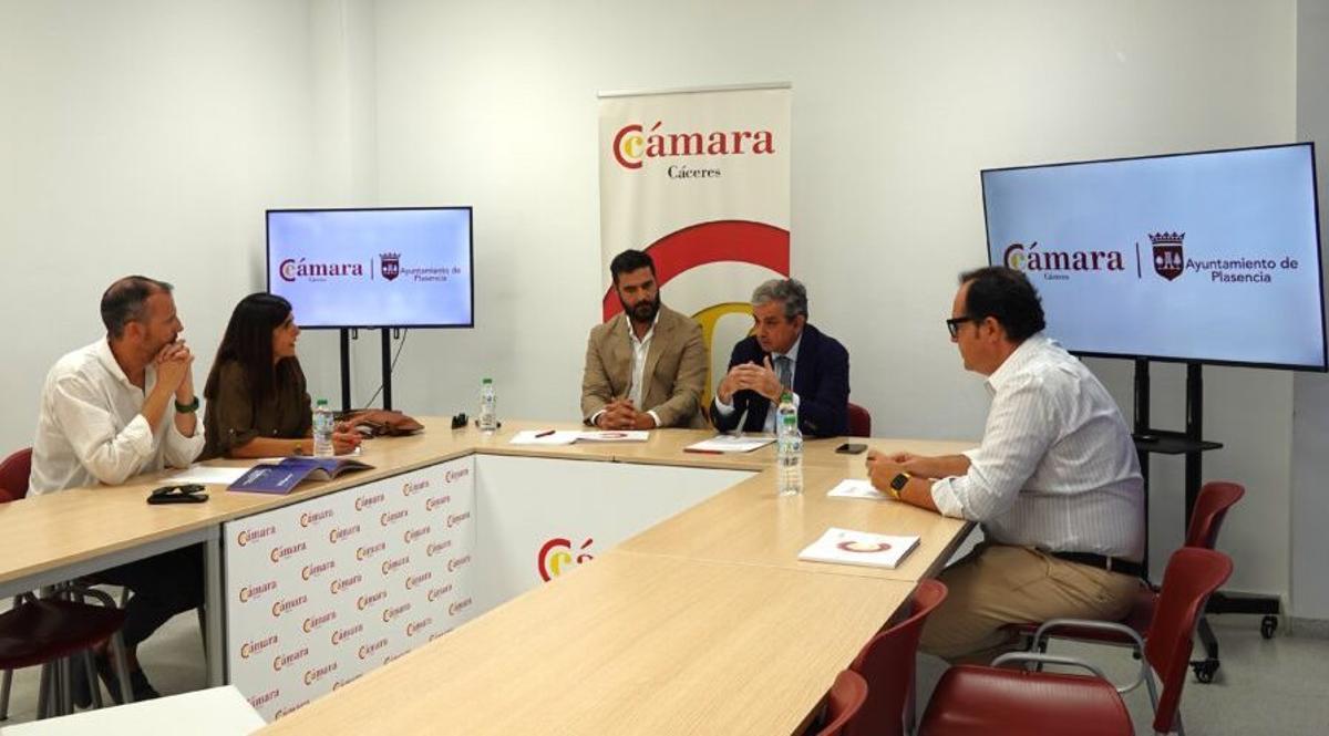 Reunión del alcalde y concejales, en la Cámara de Comercio, en Plasencia.