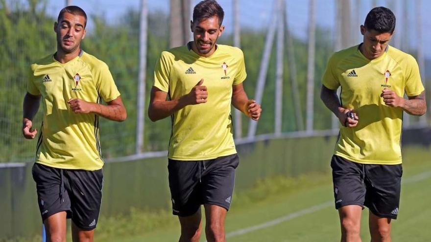 Los canteranos Brais Méndez y Borja Iglesias (de izquierda a derecha), ayer, junto a Pablo Hernández, durante el entrenamiento en A Madroa. // Marta G.Brea