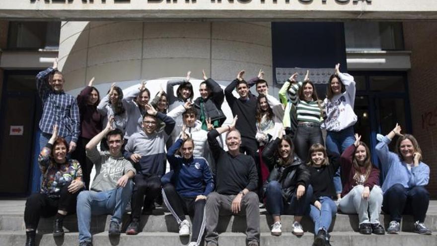 Koldo Ansa, en el centro de la imagen, con alumnos y profesores, haciendo un símbolo al que hacía referencia el docente.