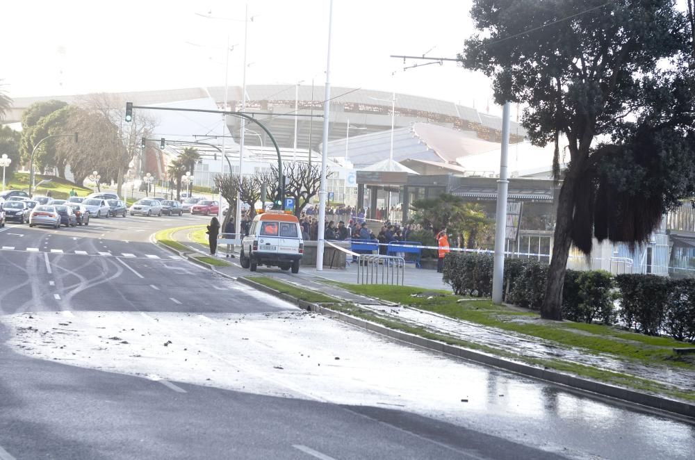 El paseo, cortado al tráfico tras llegar las olas a la carretera