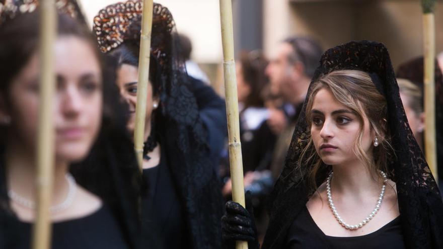 Damas de mantilla en una procesión de Alicante