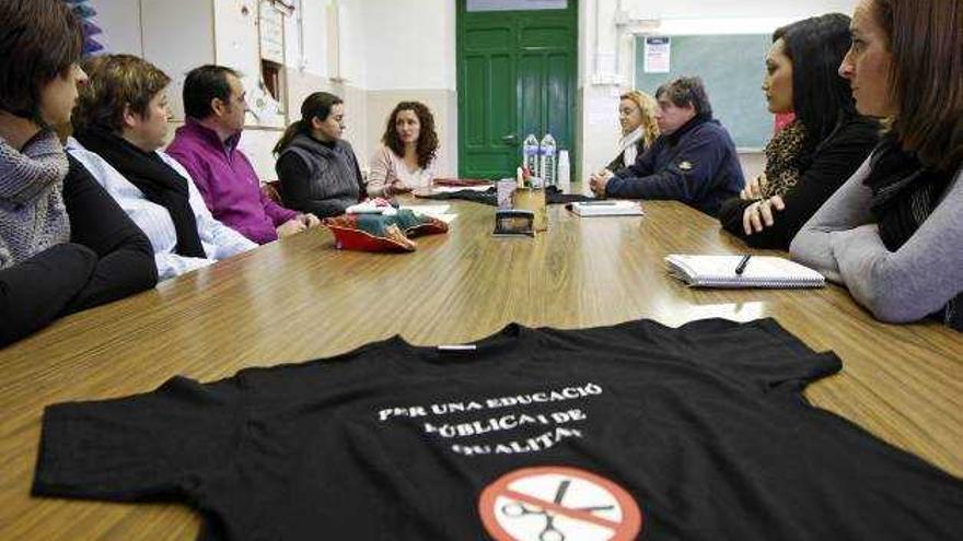 Reunión celebrada ayer en el colegio Gómez Navarro de Novelda por parte de la comunidad educativa.