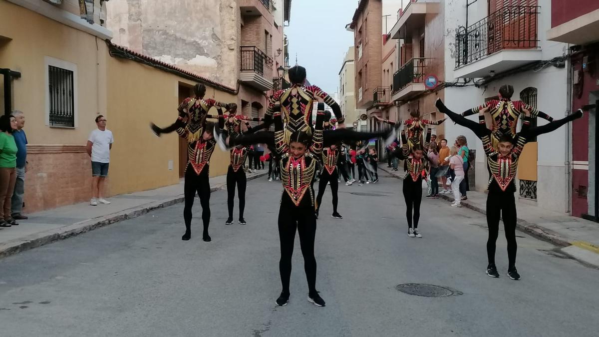 Otra foto de la vistosa cabalgata de esta tarde en la Vall.