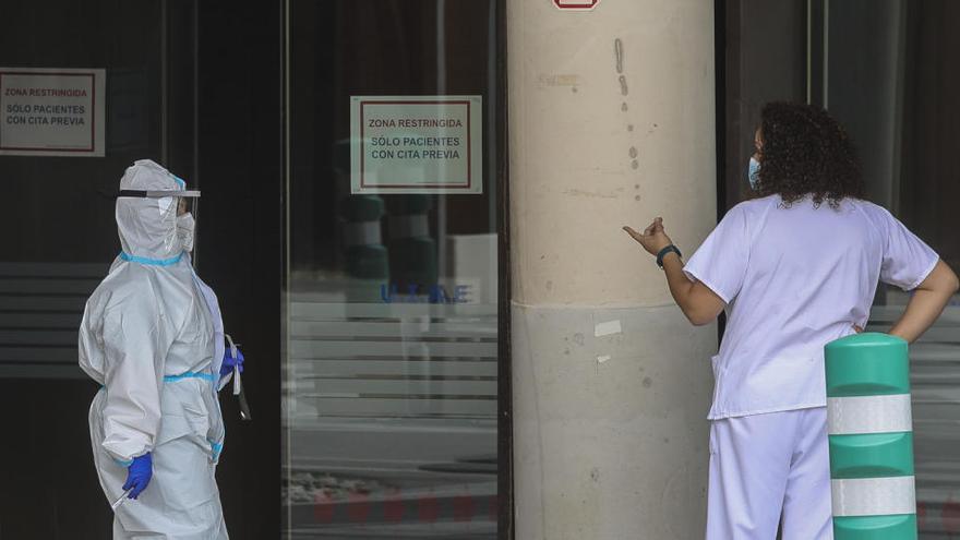 Trabajador del Hospital General de Elche con un traje EPI para hacer pruebas de PCR