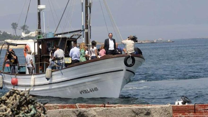 Las autoridades viajaron hasta la batea elegida en el barco de época &quot;Chasula&quot;.  // Noé Parga