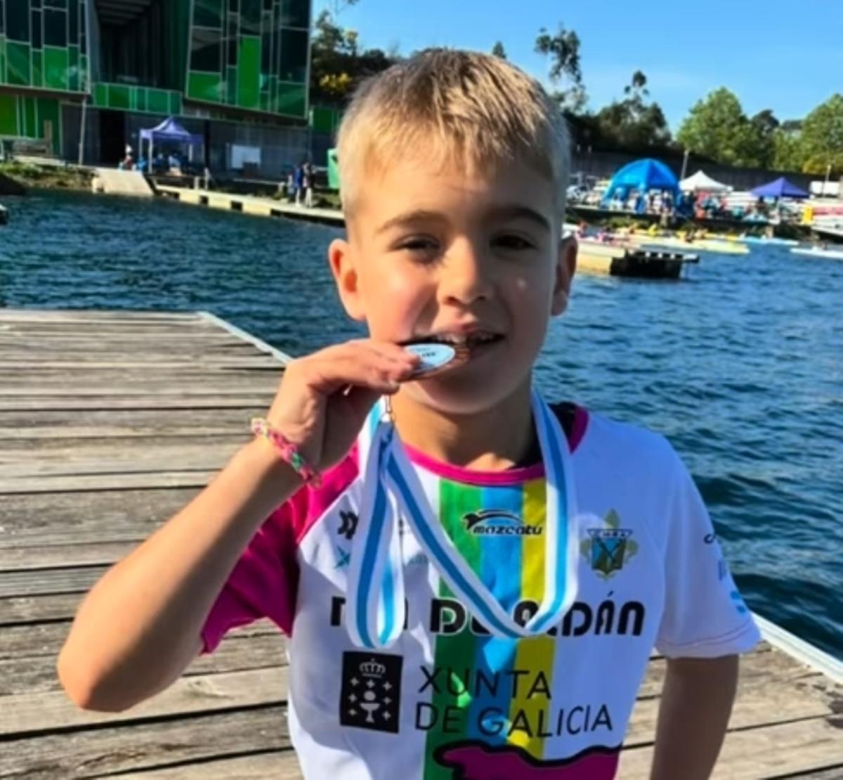 Uno de los jóvenes medallistas del Club de Mar Ría de Aldán-Gandón en el embalse de Verducido.