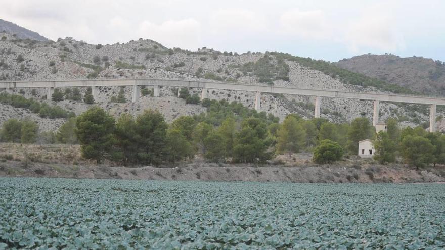 Canal del postrasvase del Tajo a su paso por el Valle del Guadalentín.