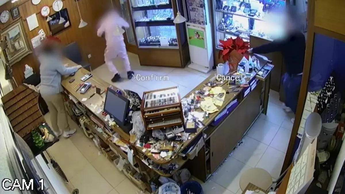 Un agente de los Mossos d'Esquadra fuera de servicio detiene al ladrón de una joyería en Vilanova i la Geltrú