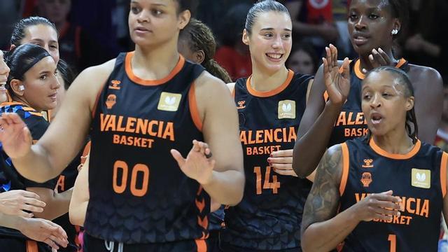 Las jugadoras del Valencia Basket celebran su triunfo en Zaragoza, que les da la opción de ganar la Liga hoy.  | JAVIER CEBOLLADA / EFE