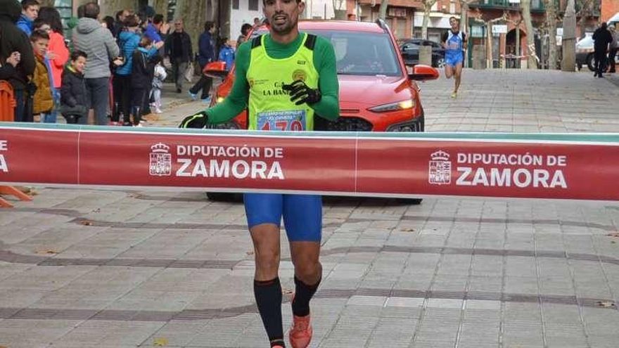 Jorge Rodríguez cruza la línea de meta, ayer.