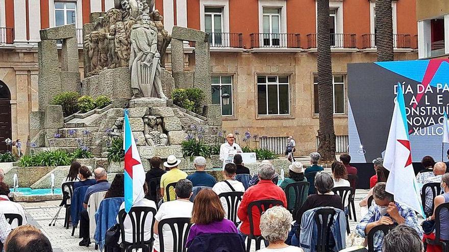 Acto del BNG, ayer, frente al monumento de Curros Enríquez.