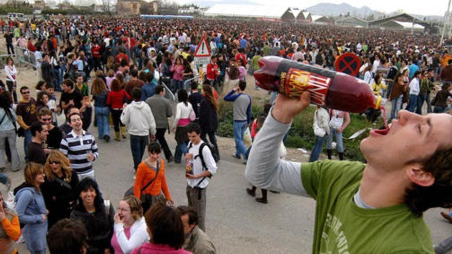 Los adolescentes y menores españoles, tanto hombres como mujeres, beben ya cantidades máximas de alcohol similares a las que consumen los universitarios.