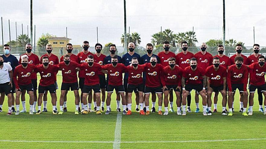 Los futbolistas posando juntos con el cuerpo técnico y personal.