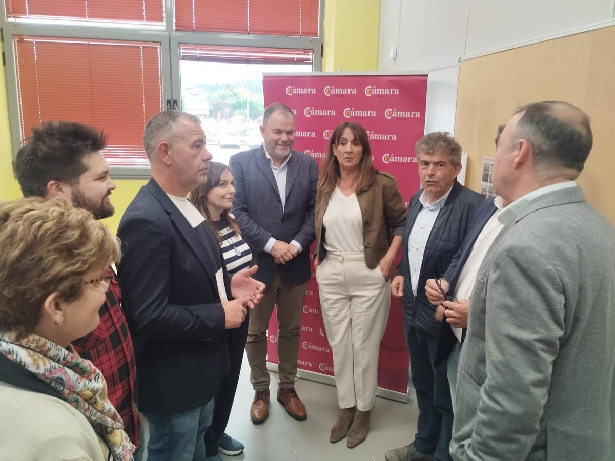 Los alcaldes y el presidente de la Cámara de Comercio visitan la oficina donde se ubicará la Antena Cameral en La Cardosa.