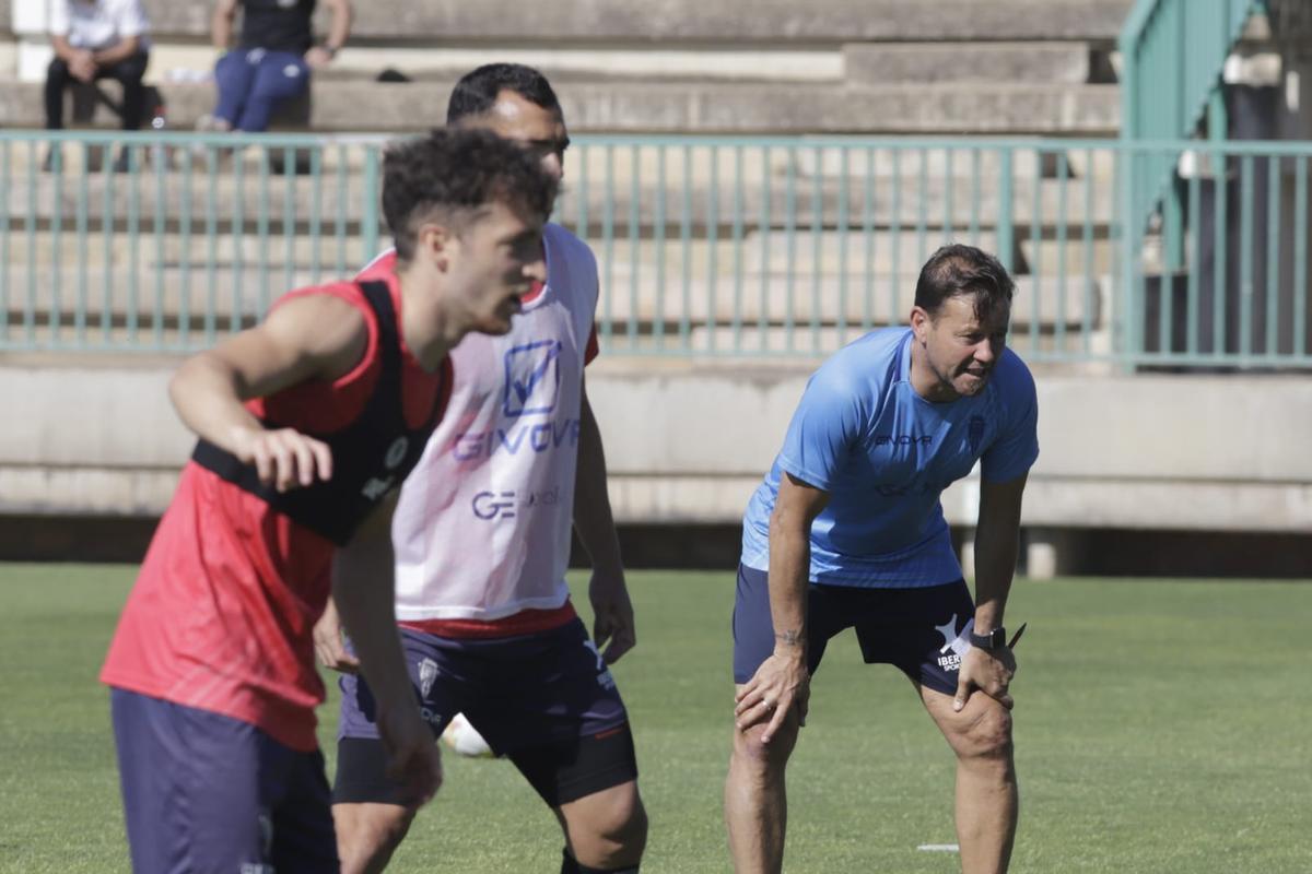 Manuel Mosquera dirige una sesión de trabajo en la Ciudad Deportiva, esta semana.