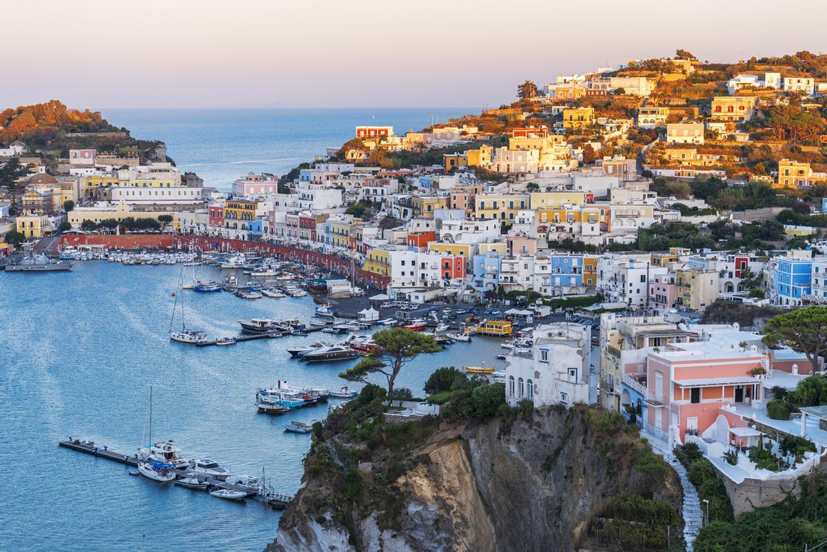 El puerto de Ponza destaca por sus edificios de tonos pastel