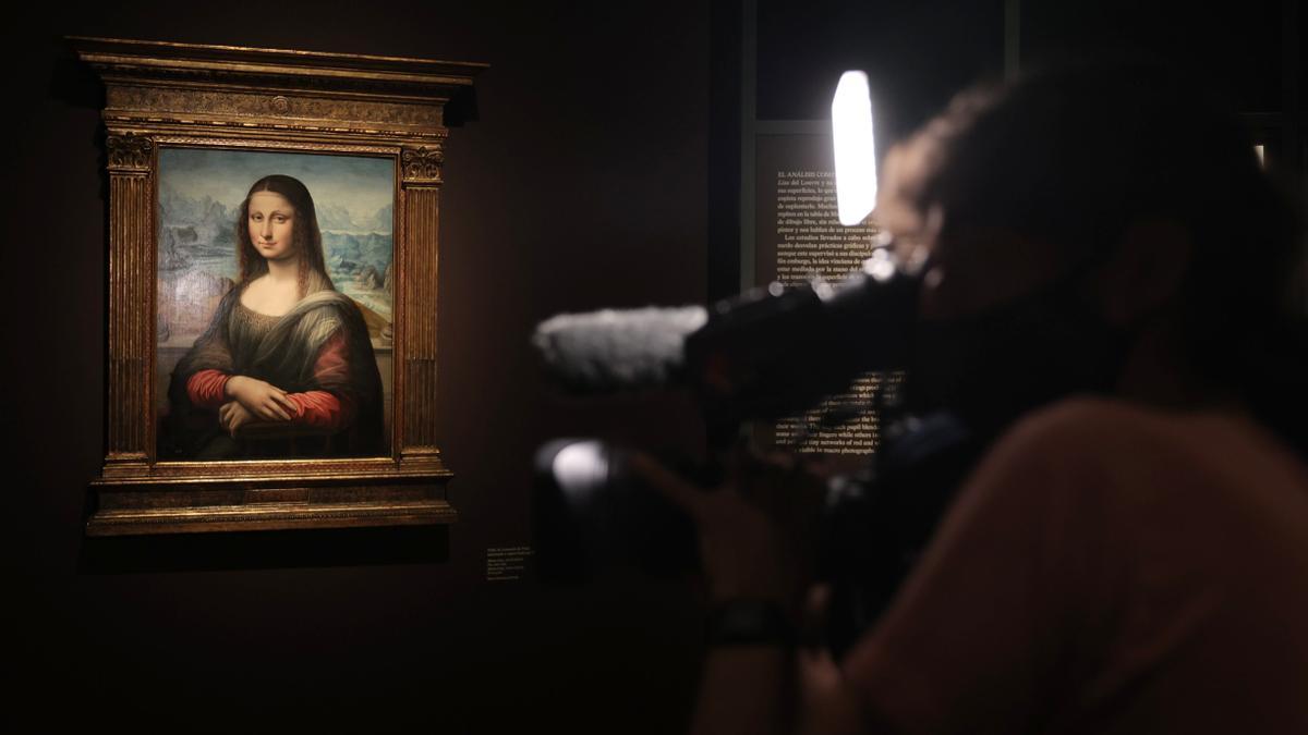 Un hombre fotografía una de las muestras de la exposición &#039;Leonardo y la copia de la Mona Lisa. Nuevos planteamientos sobre la práctica del taller vinciano&#039;.