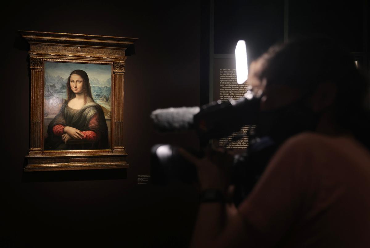 Un hombre fotografía una de las muestras de la exposición 'Leonardo y la copia de la Mona Lisa. Nuevos planteamientos sobre la práctica del taller vinciano'.
