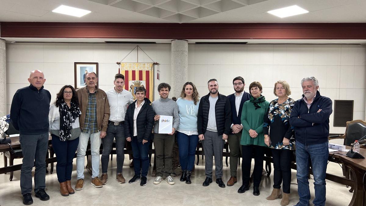 Representantes del pleno municipal de Albaida tras aprobar el plan para el Palau.