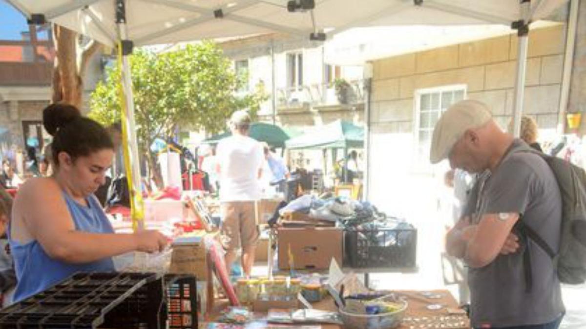 El &quot;Mercadillo das Pulgas&quot; celebrado en Cambados.