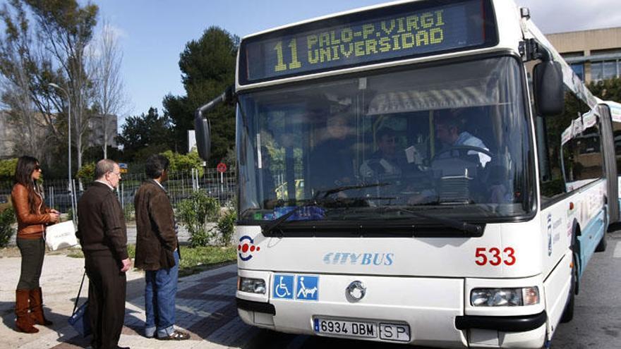 Usuarios suben a un autobús de la Línea 11.