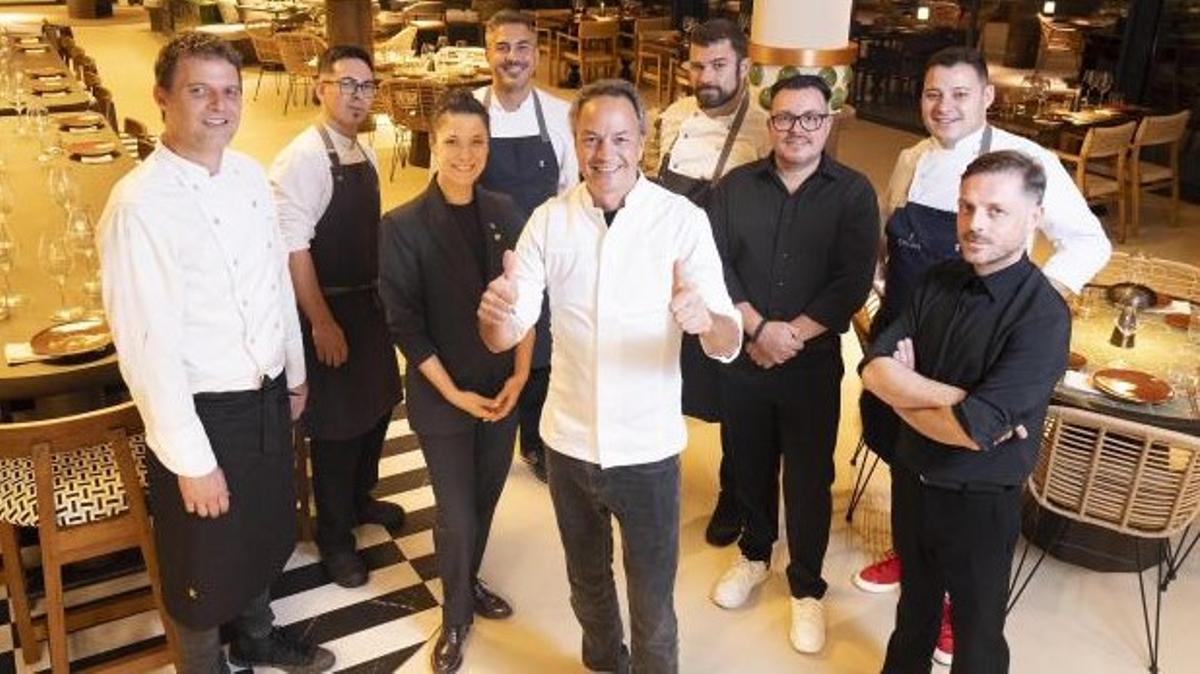 Sergio Torres, con el equipo de Eldelmar, el nuevo restaurante del Balcón Gastronómico del Port Olímpic.