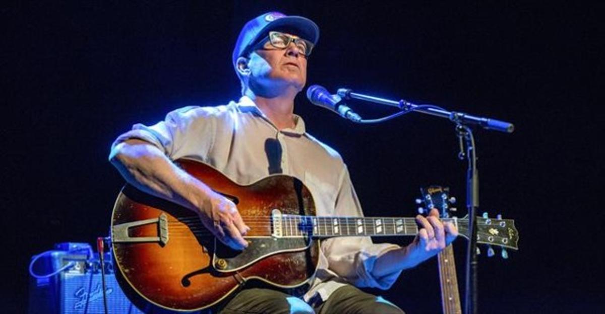Kurt Wagner, durant el concert de Lambchop divendres a la nit a la sala Barts. Kurt Wagner, durant el concert de Lambchop divendres a la nit a la sala Barts.