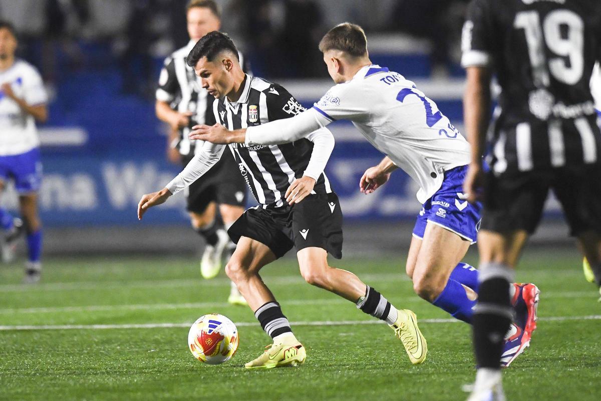 Luismi conduce un balón frente a un rival en una acción del encuentro
