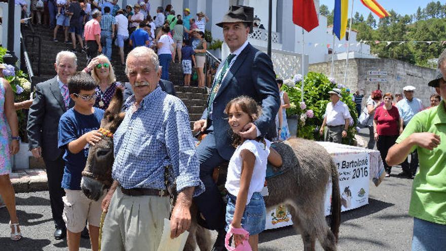 Fontanales festeja a San Bartolomé y pasea al senador en la burra &#039;Matilde&#039;