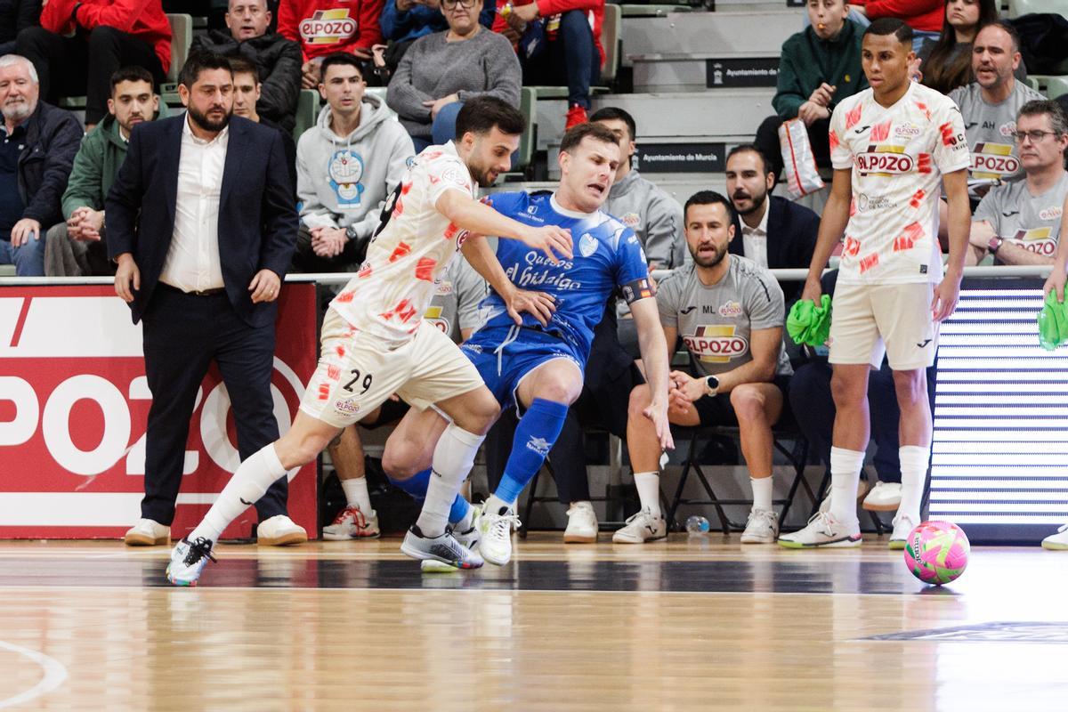 César Velasco supera a un rival en el partido ElPozo-Manzanares.