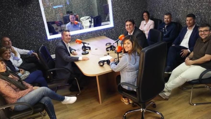 Ediles del gobierno y la oposición y el alcalde, el día de la inauguración de la radio.