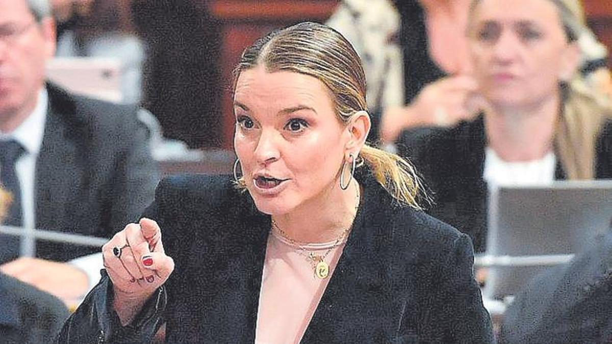 Marga Prohens durante su intervención en el pleno del Parlament Balear.