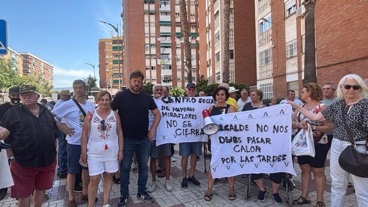 Con Málaga reclama abrir por las tardes el centro de mayores de Miraflores durante julio por las quejas vecinales
