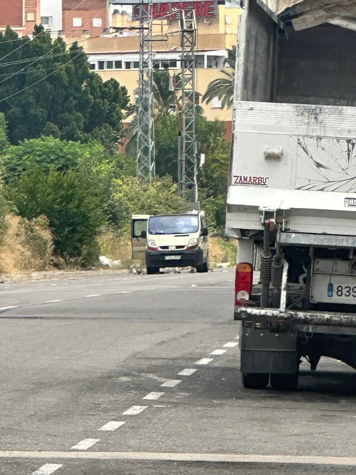 Imagen de la furgoneta detectada mientras realizaba un vertido ilegal.