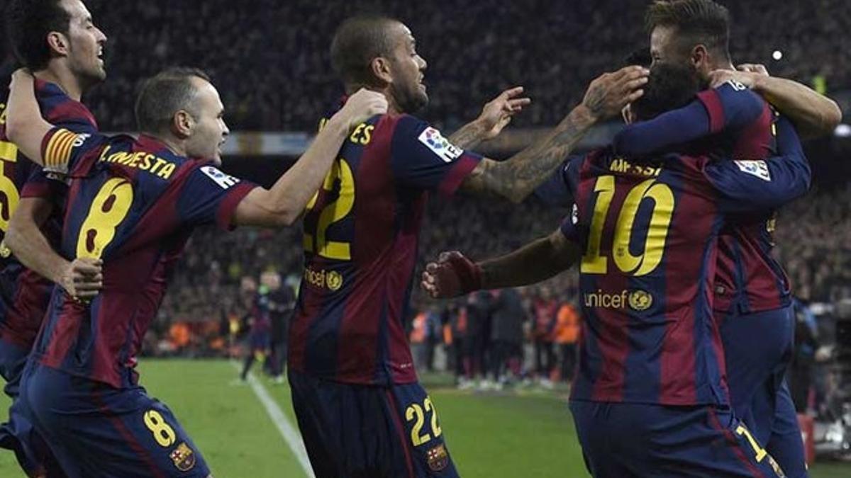 Los jugadores del Barça celebran uno de sus goles frente al Atlético en el partido de la Liga 2014-15 en el Camp Nou