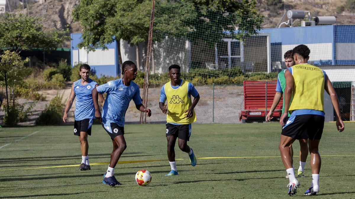 Desarrollo de una jornada de entrenamiento de pretemporada del Hércules de Alicante en Fontalent.
