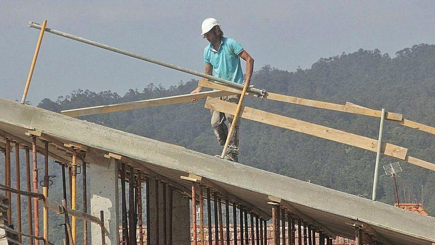 Un operario, ayer, en una obra en construcción en la comarca.