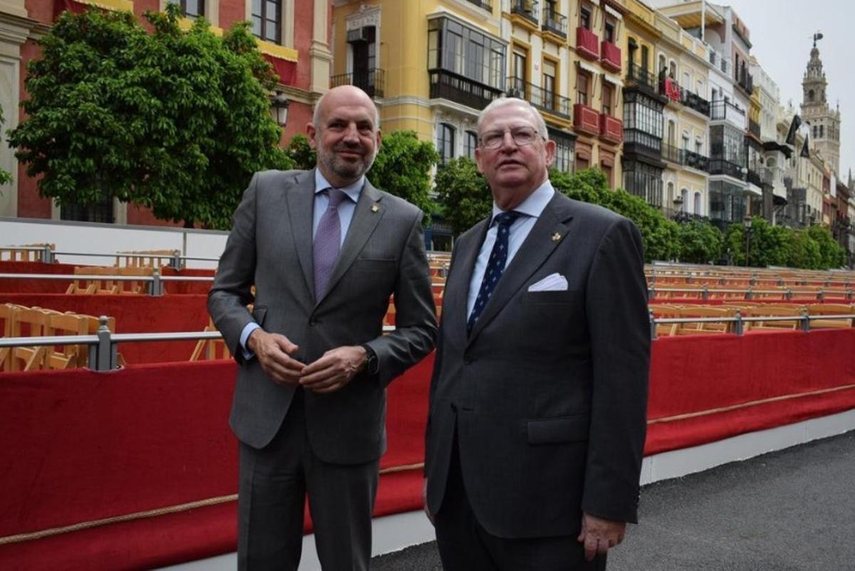 El presidente del Consejo y Manuel Alés, delegado de Fiestas Mayores del Ayuntamiento.