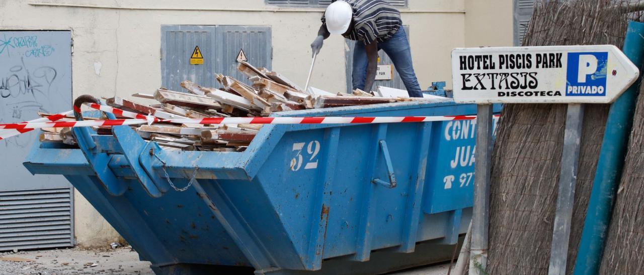 Un trabajador en las obras de reforma de un hotel de Sant Antoni. | J.A.RIERA