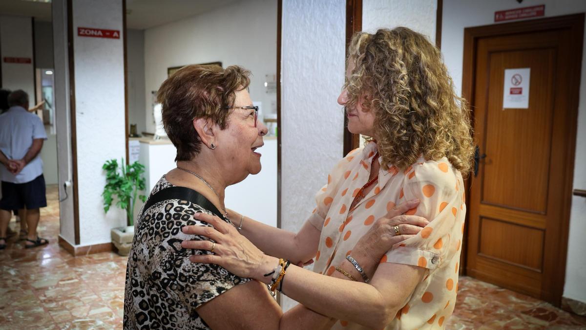 La alcaldesa saluda a una persona mayor en el CEAM.