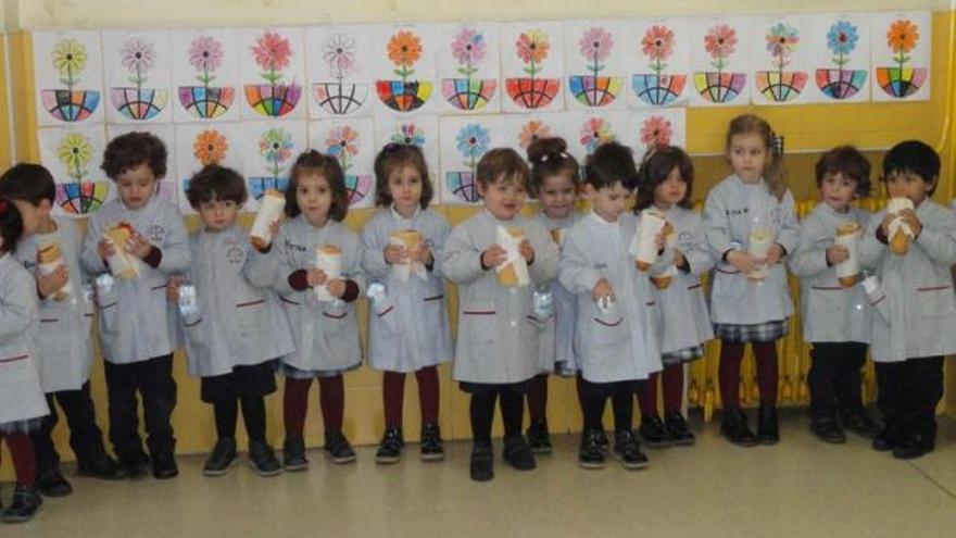 Los alumnos de las Dominicas, con su bocadillo.