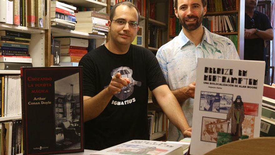 Editor y traductor en un rincón de la librería Áncora con los dos primeros libros de la editorial especializada en ensayo.