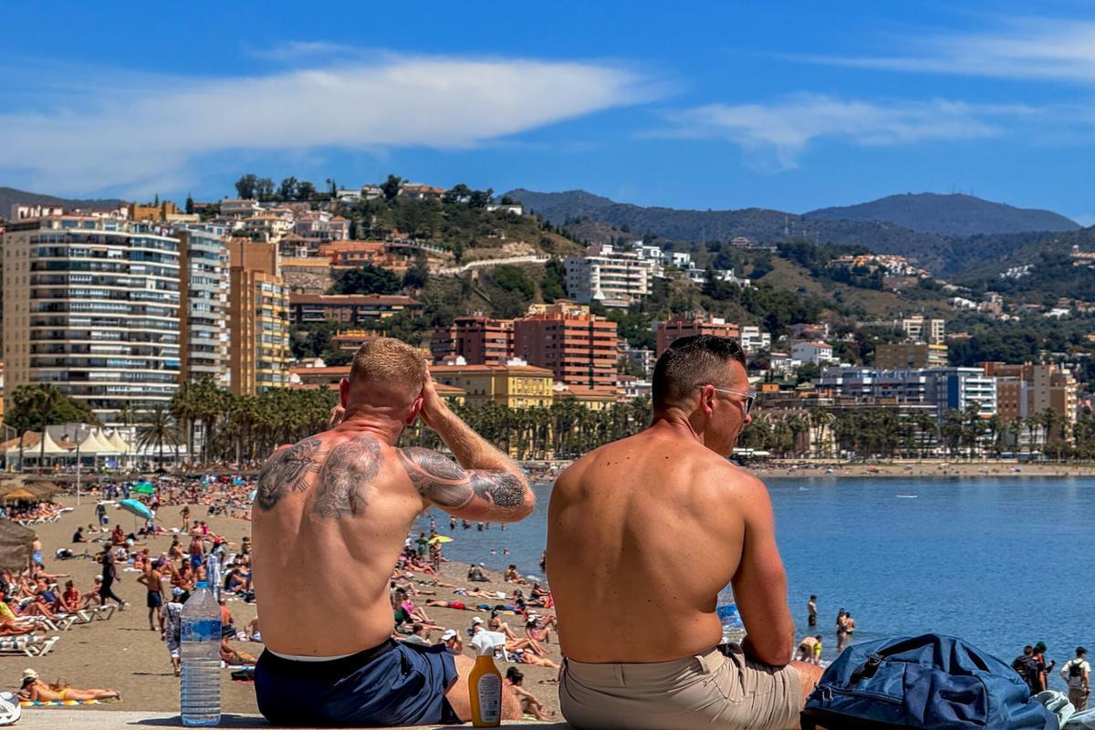 Turistas en la playa de la Malagueta