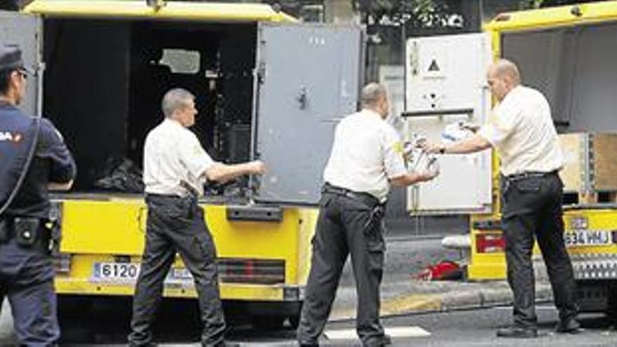 El incendio en un furgón blindado de Valencia se originó en el motor sin causar daños personales