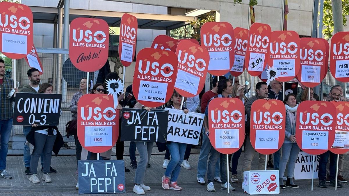 USO se ha concentrado hoy frente a Educación para exigir la equiparación y otras mejoras