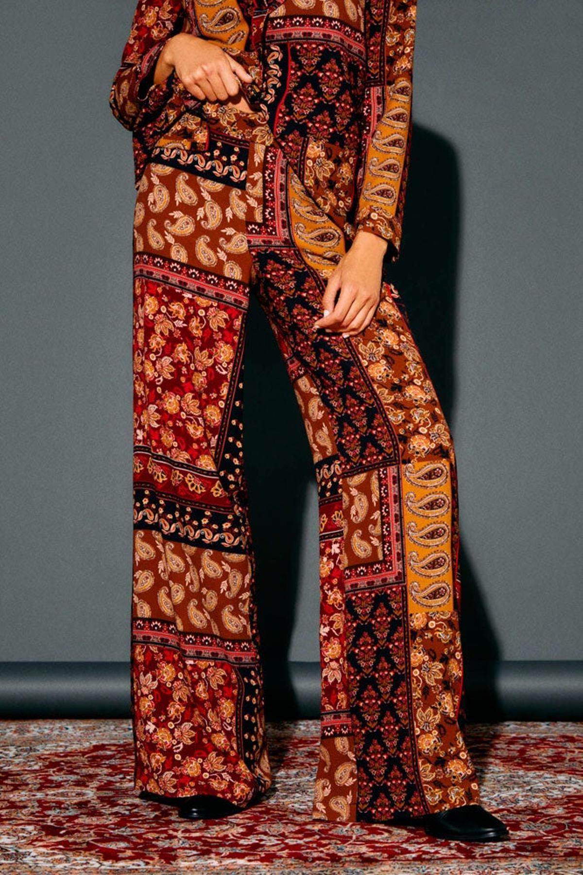 Pantalones fluidos y estampados, de Slowlove (precio: 29,99 euros)