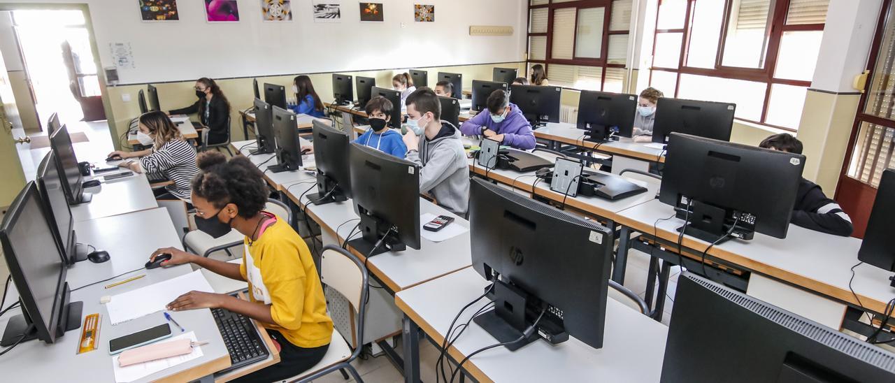 Alumnos del instituto El Brocense, durante una Olimpiada Matemática en una fotografía de archivo.