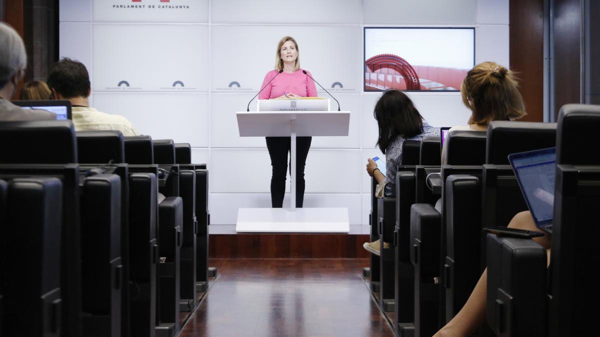 La diputada d&#039;ERC Raquel Sans fent una roda de premsa al Parlament