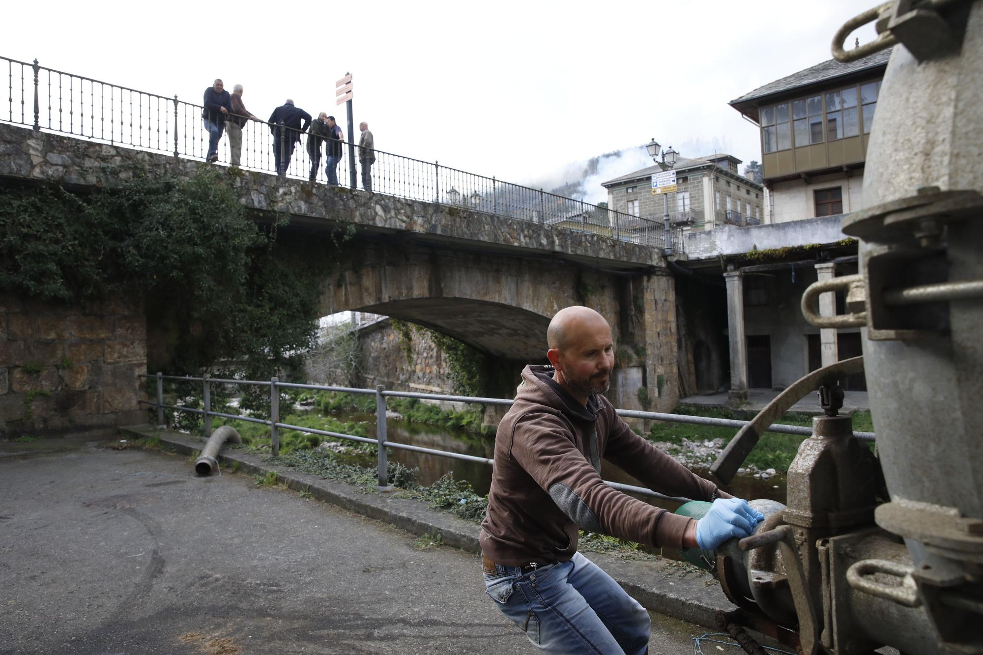 Agricultores ayudando en la extinción de los focos de fuego y enfriando las inmediaciones de la gasolinera de Navelgas